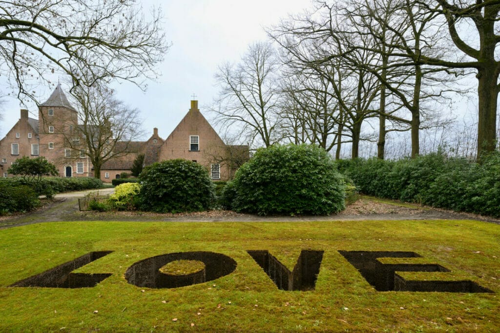 Ghada Amer, Love Grave, 2023, foto Peter Cox